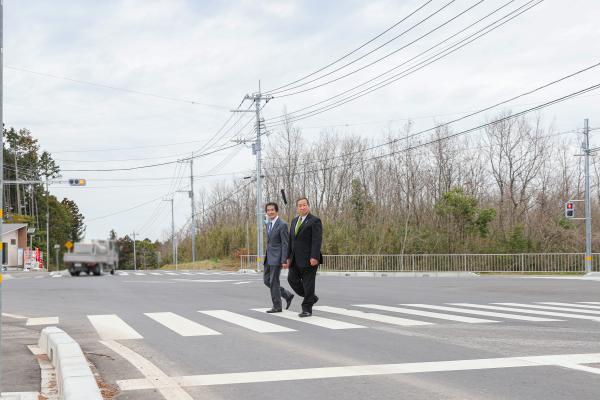 20220317鉾田南小信号機(2)（w/田山東湖議員）