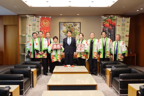 R7.2.6　県庁・茨城新聞社へのいちごの表敬訪問の様子