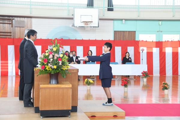 R7.3.21旭東小学校卒業式の様子