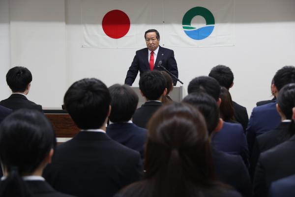 R7.4.1新規採用職員辞令交付式の様子