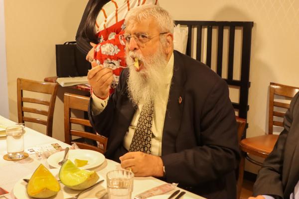 R7.5.7　在日インド人へのメロン試食会及び意見交換会の様子(2)