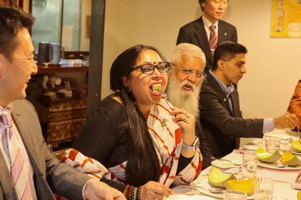 R7.5.7　在日インド人へのメロン試食会及び意見交換会の様子(3)
