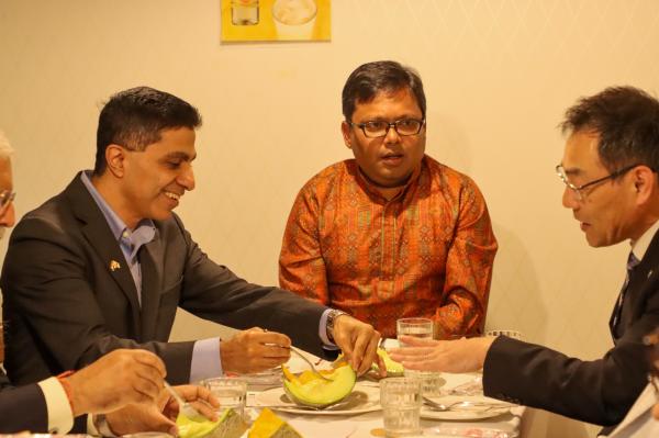 R7.5.7　在日インド人へのメロン試食会及び意見交換会の様子(5)