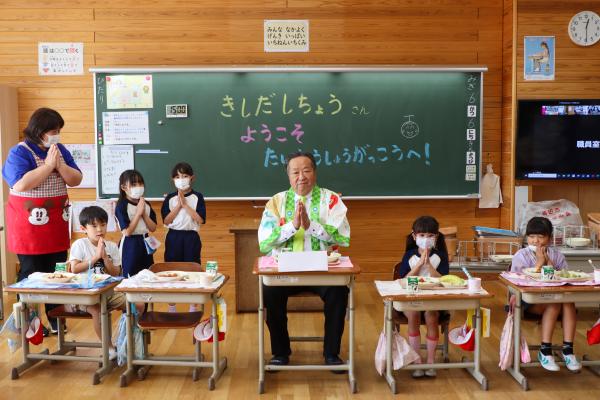 R7.6.6　大洋小学校メロン給食の様子(1)