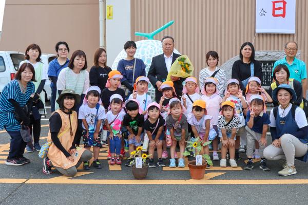 R7.7.4_鉾田幼稚園ひまわり贈呈の様子