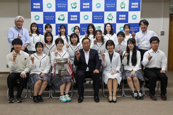 R7.7.11_鉾田一高・附属中かるた部出場報告の様子