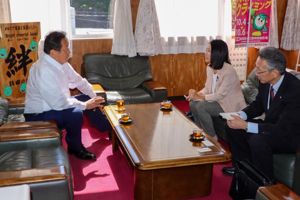 R7.9.24 櫻井祥子参議院議員来庁の様子(1)