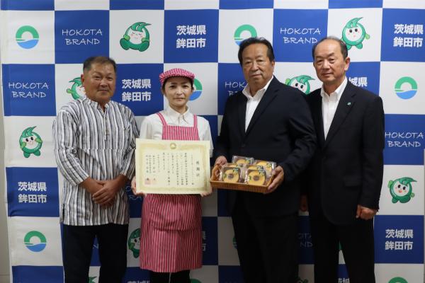 R7.10.2　「NAMEGATA米こバウムクーヘン」様による学校給食用バウムクーヘン贈呈式の様子