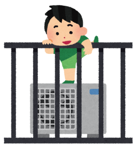 柵を乗り越えようとする男児